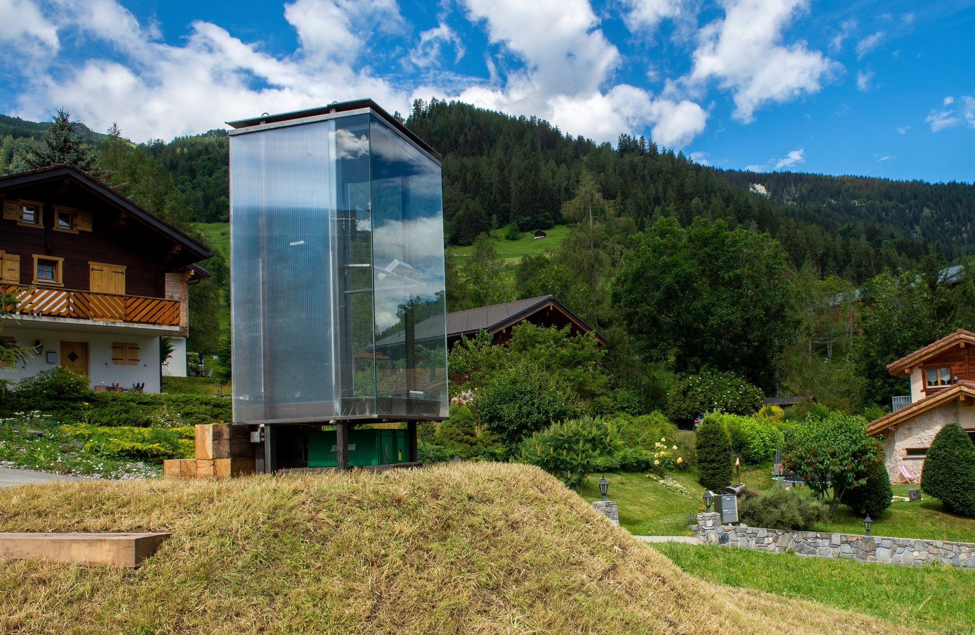 La cabine Bruson Station conçue par l'artiste Sabine Zaalene, qui permettra à celui qui s'y trouve de mixer les sons captés en direct dans trois lieux éloignés, tout en contemplant la vue sur le val de Bagnes.