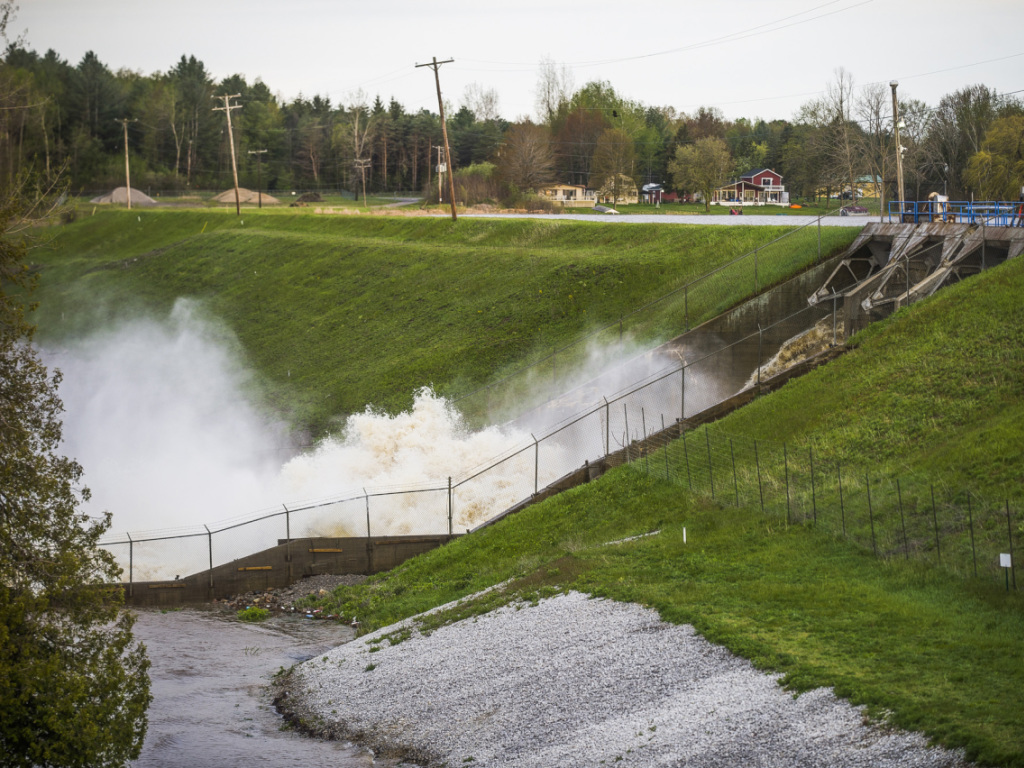 Le barrage d'Edenville est situé sur la rivière Tittabawassee.