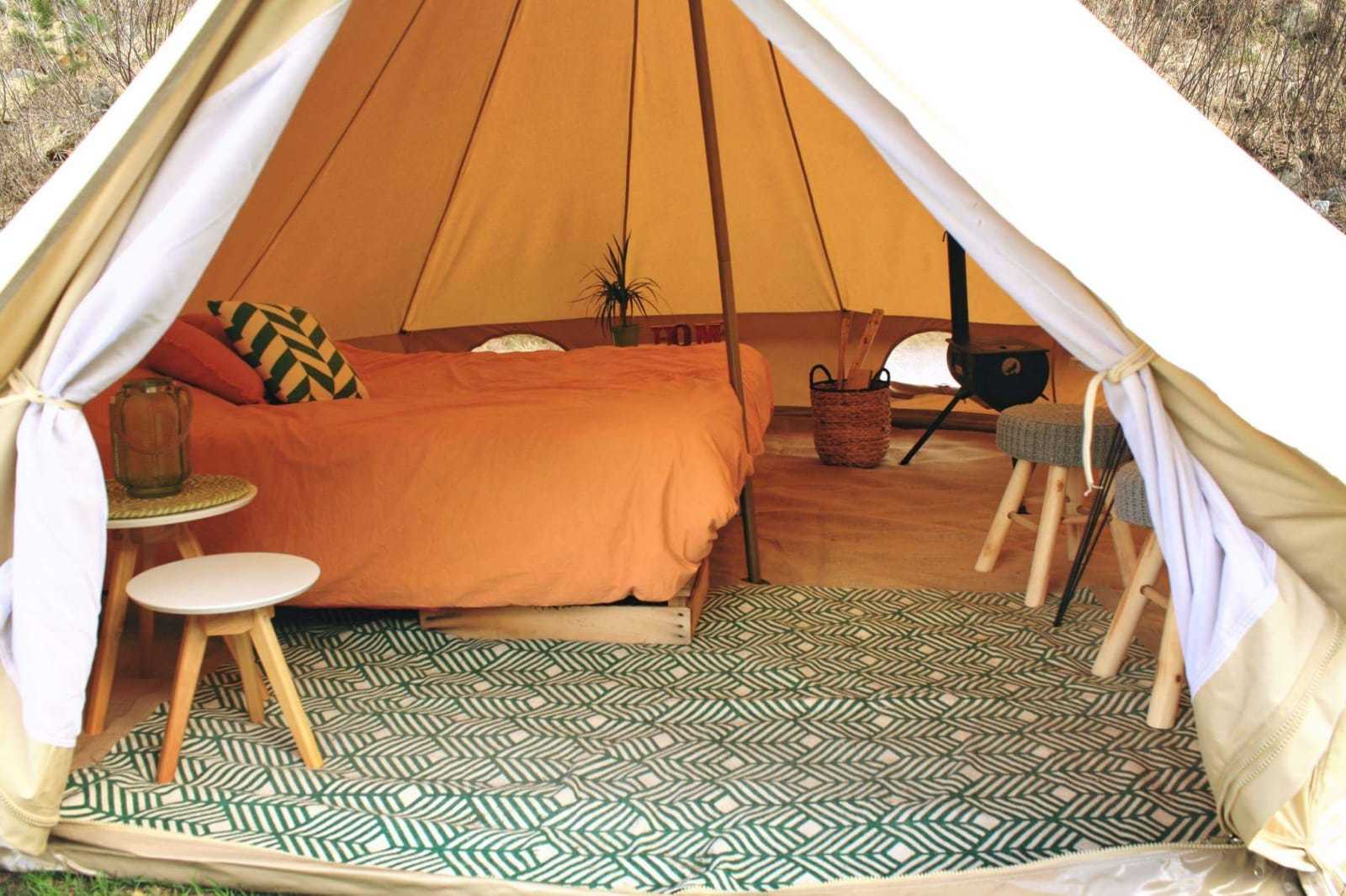Les tentes spacieuses du camping d'Arolla garantissent le grand luxe pour deux personnes.