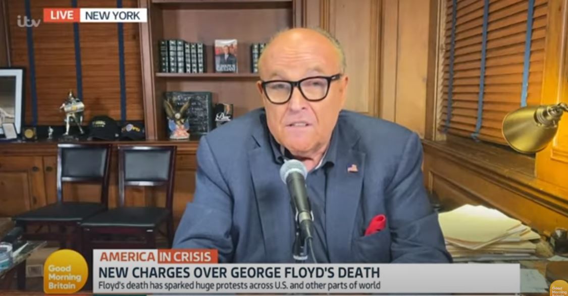 L'avocat personnel de Donald Trump, Rudy Giuliani, s'est vivement emporté en défendant un tweet du président américain sur la mort de George Floyd.