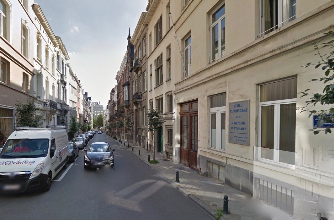 C’est dans le dortoir de l’internat d’une école de la fraternité, dans cette rue de Bruxelles, que les abus du prêtre ont eu lieu entre 2010 et 2011.