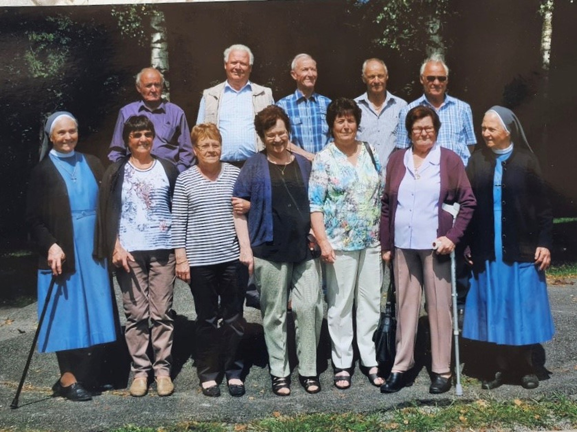 Comme huit autres de leurs frères et soeurs, Ida (3e depuis la gauche) et Clément (3e depuis la gauche) ont 80 ans ou plus.
