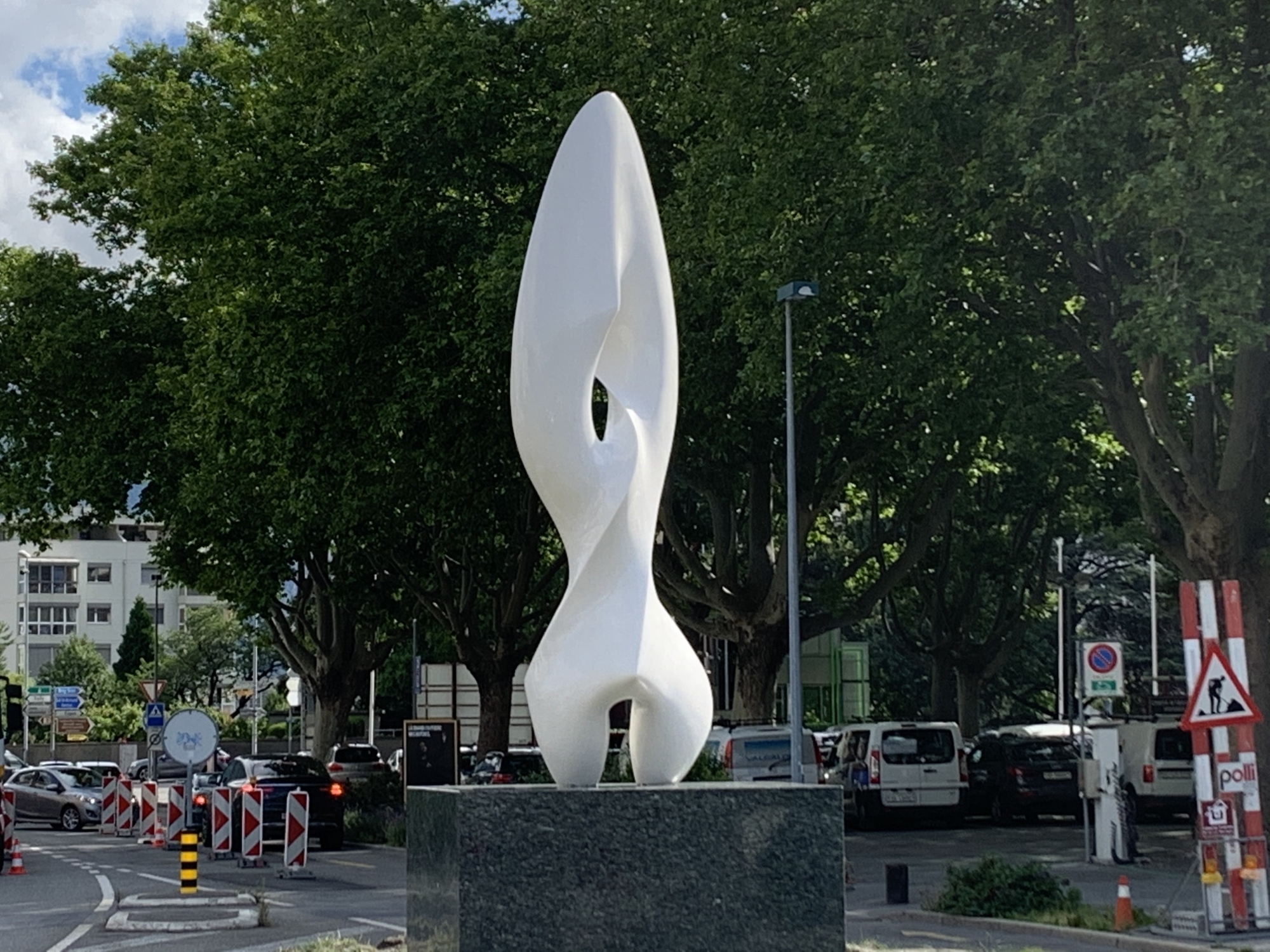 La sculpture Pensée de Antoine Poncet trône désormais sur le giratoire de La Louve, au coeur de la ville de Martigny, dans un quartier en pleine mutation