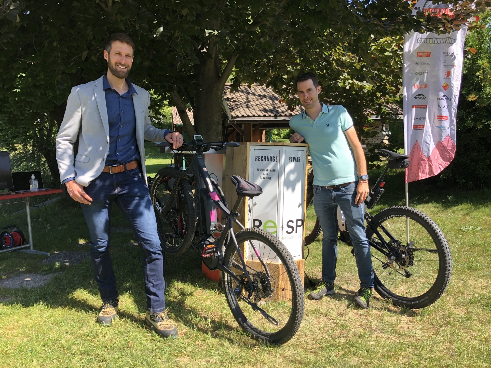 Jean-Claude Fischer (à gauche) et Grégory Saudan ont présenté jeudi matin la nouvelle borne de recharge pour vélos électriques développée par leur société, R&D Cycling.