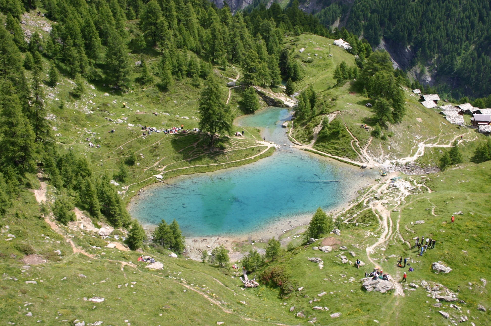 Contrairement aux villes, le Valais devrait pleinement profiter des touristes suisses cette année. 