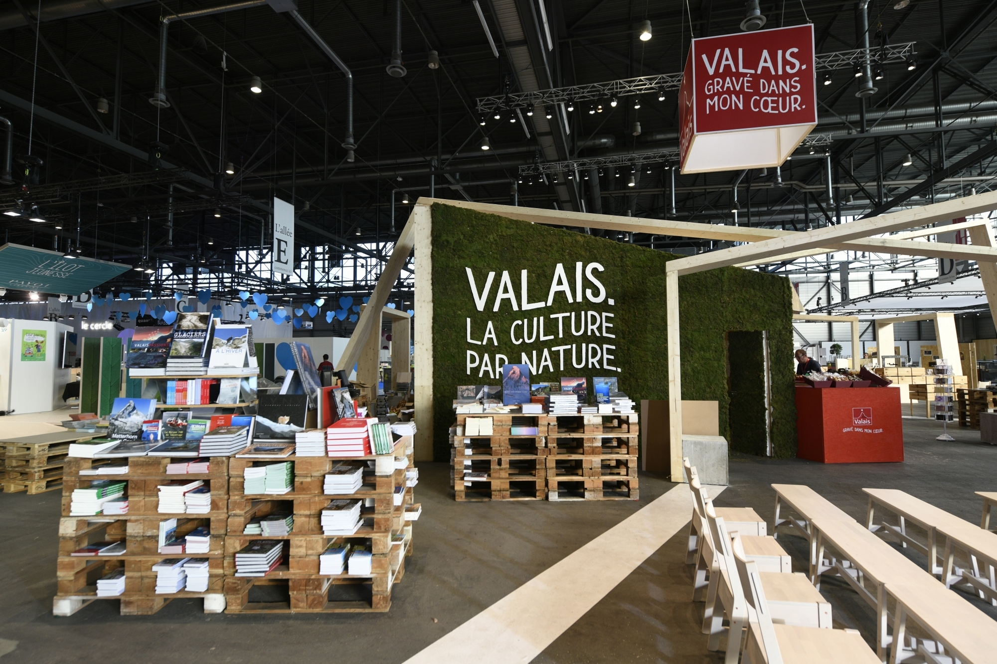 Le monde littéraire valaisan - ici exposé au Salon du livre de Genève en 2018 - est très actif. Mais y a-t-il réellement une identité cantonale liée à l'écriture?