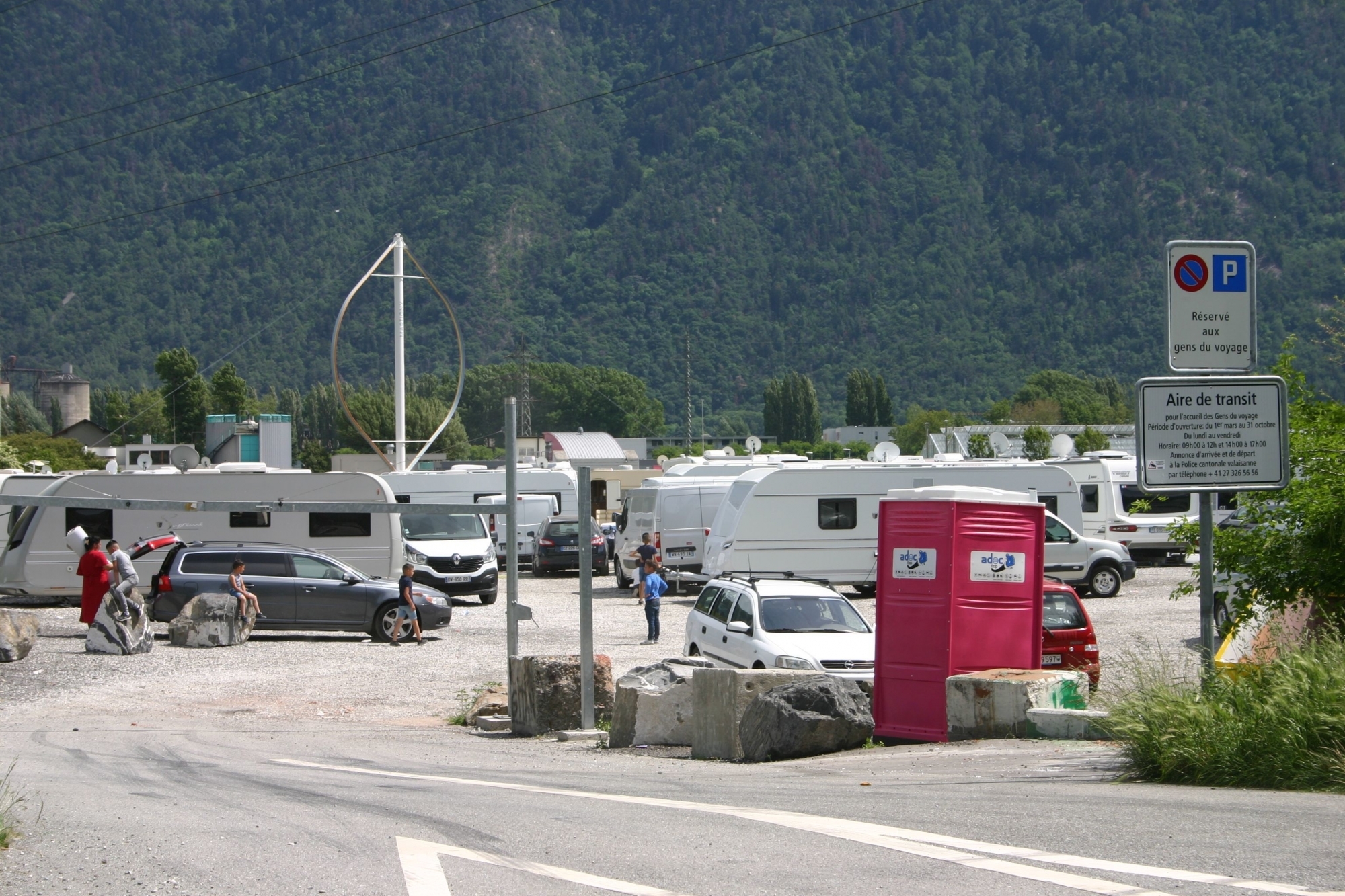 Le convoi entré mercredi en Suisse s'est installé à Martigny, sur l'aire de transit réservée aux gens du voyage.