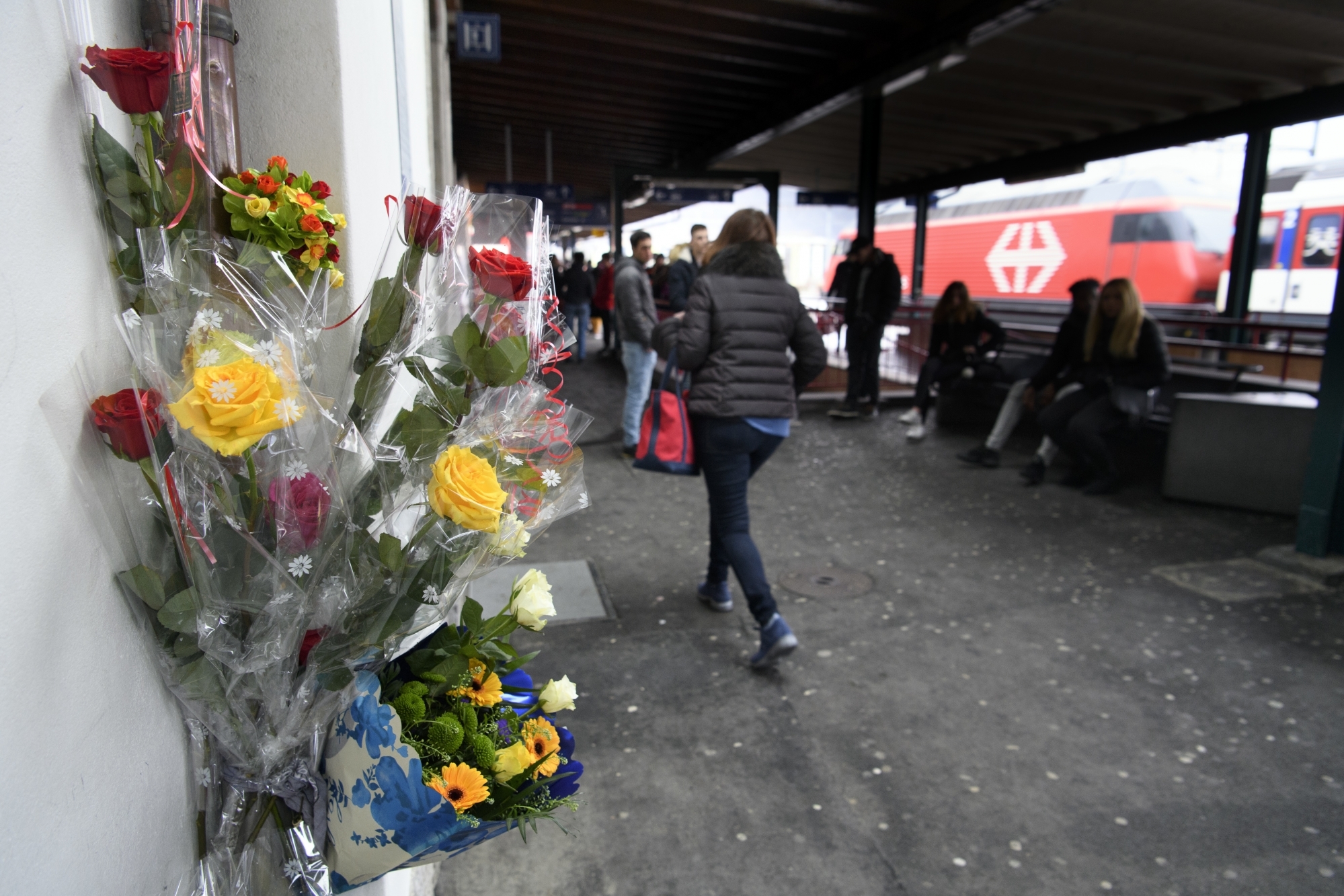 Des fleurs avaient été déposées en mars 2018 sur le lieu du drame, le quai No 1 de la gare de Martigny.