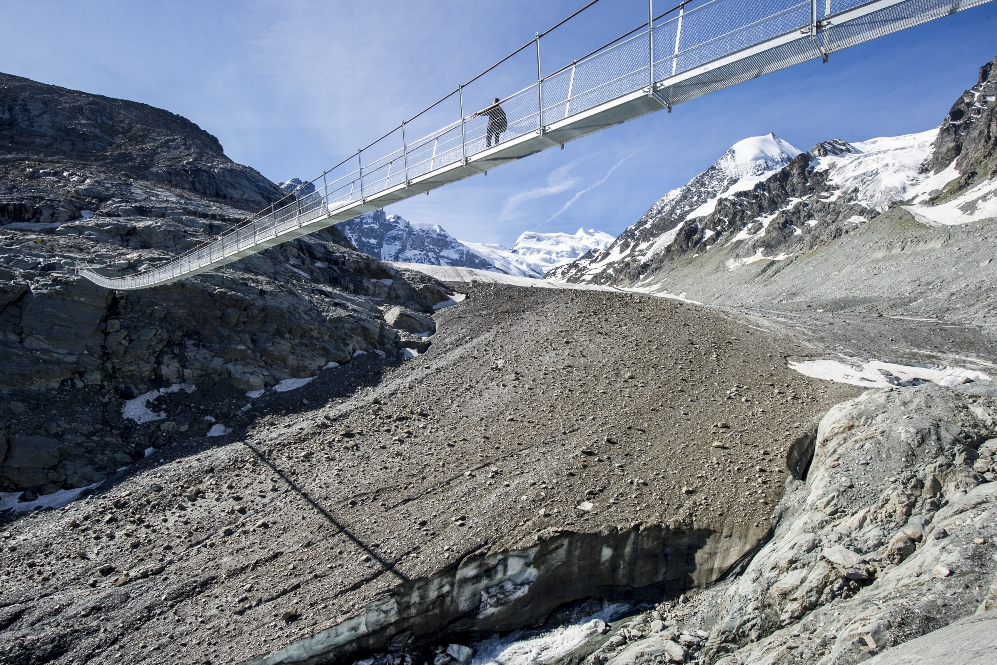 La commune de Bagnes a financé en 2014 l'aménagement d'une passerelle métallique sur la langue du glacier de Corbassière.