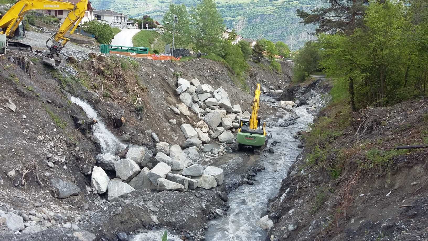 Durant le semi-confinement, des camions italiens ont régulièrement amené des pierres pour les travaux subséquents à la lave torrentielle de l'été 2019.