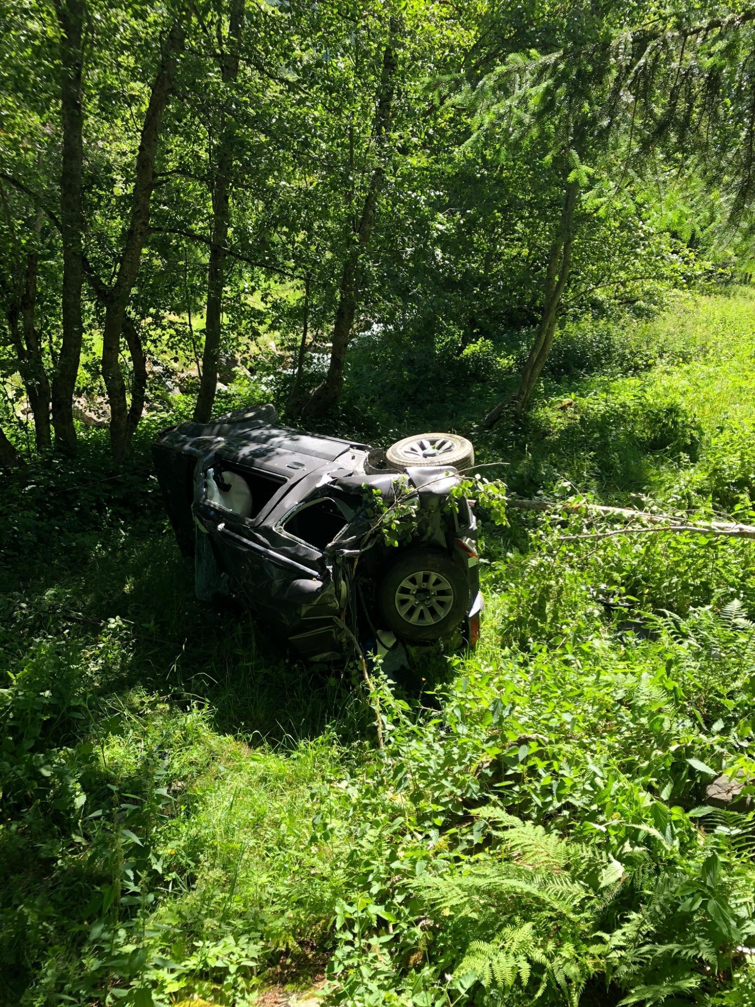Le véhicule a effectué plusieurs tonneaux après être sorti d'une route forestière. 