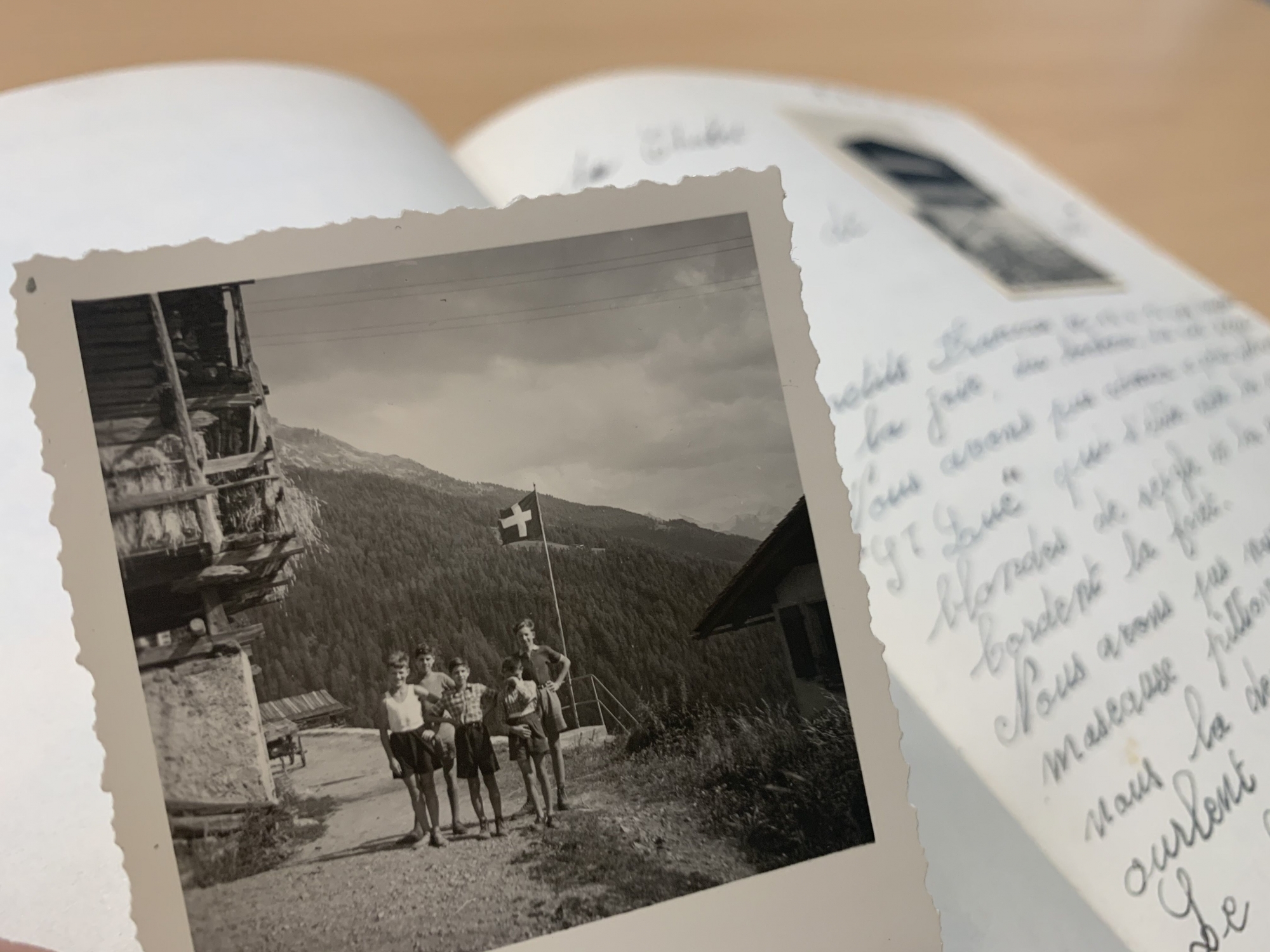Conservé aux Archives de l’Etat du Valais à Sion, ce livre d’or témoigne du passage des réfugiés en Valais pendant la Deuxième Guerre mondiale.