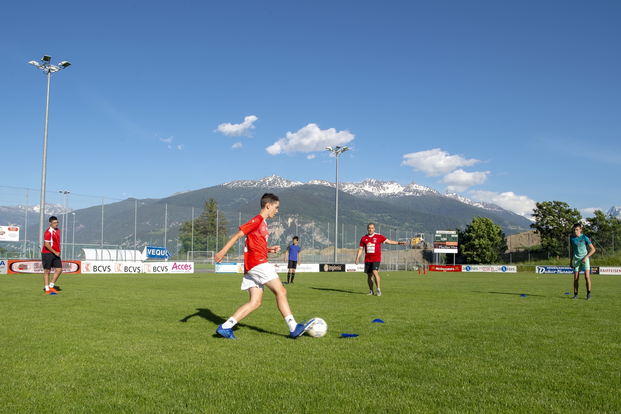 Les juniors B du FC Savièse étaient de retour à l'entraînement pour la première fois lundi. Une séance particulière où l'absence de contact et la distance sociale étaient de mise. 