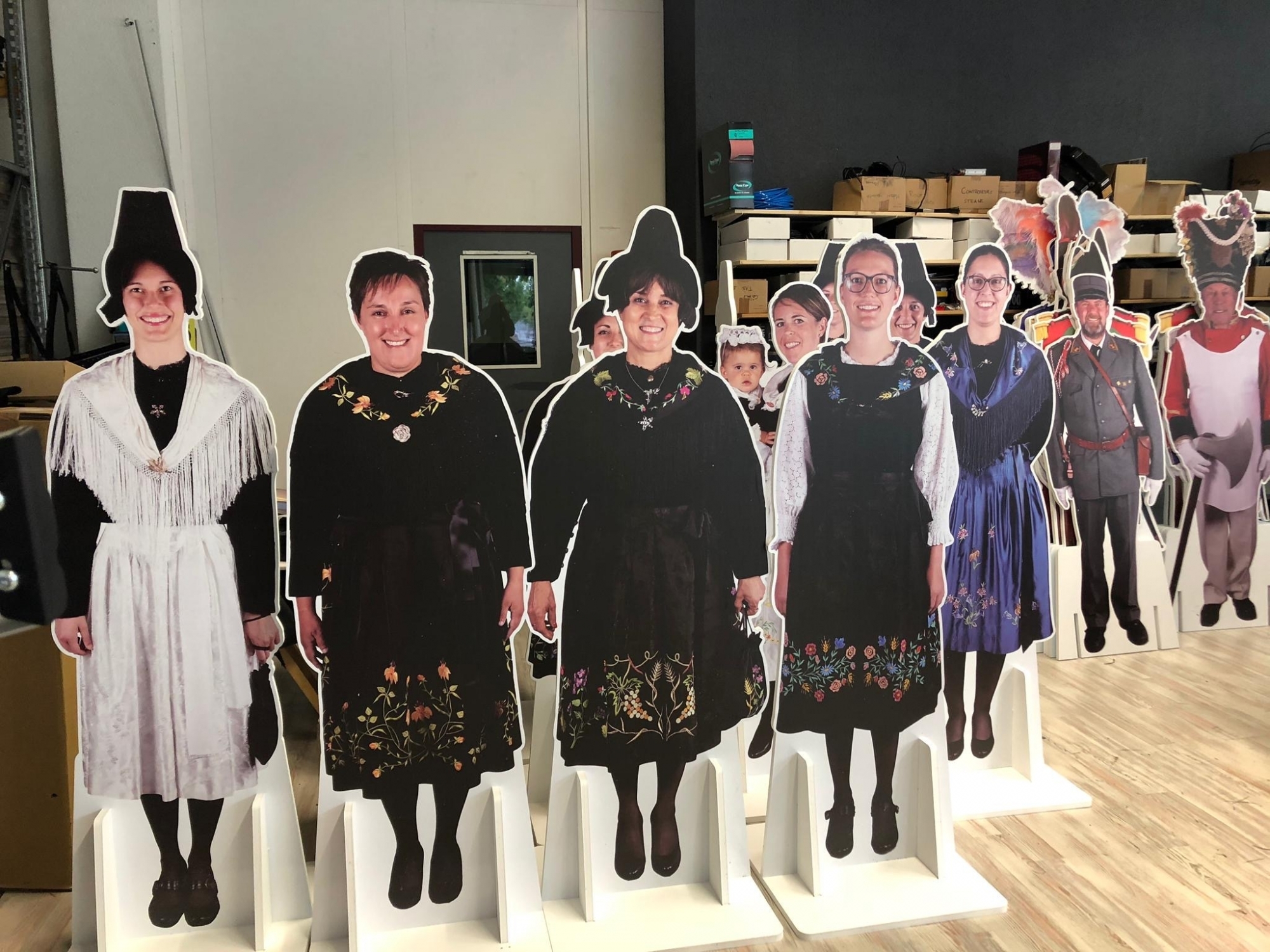 Quelques-uns des personnages immortalisés pour jouer le rôle de figurants en carton à l'occasion de cette Fête-Dieu vraiment pas comme les autres à Savièse.