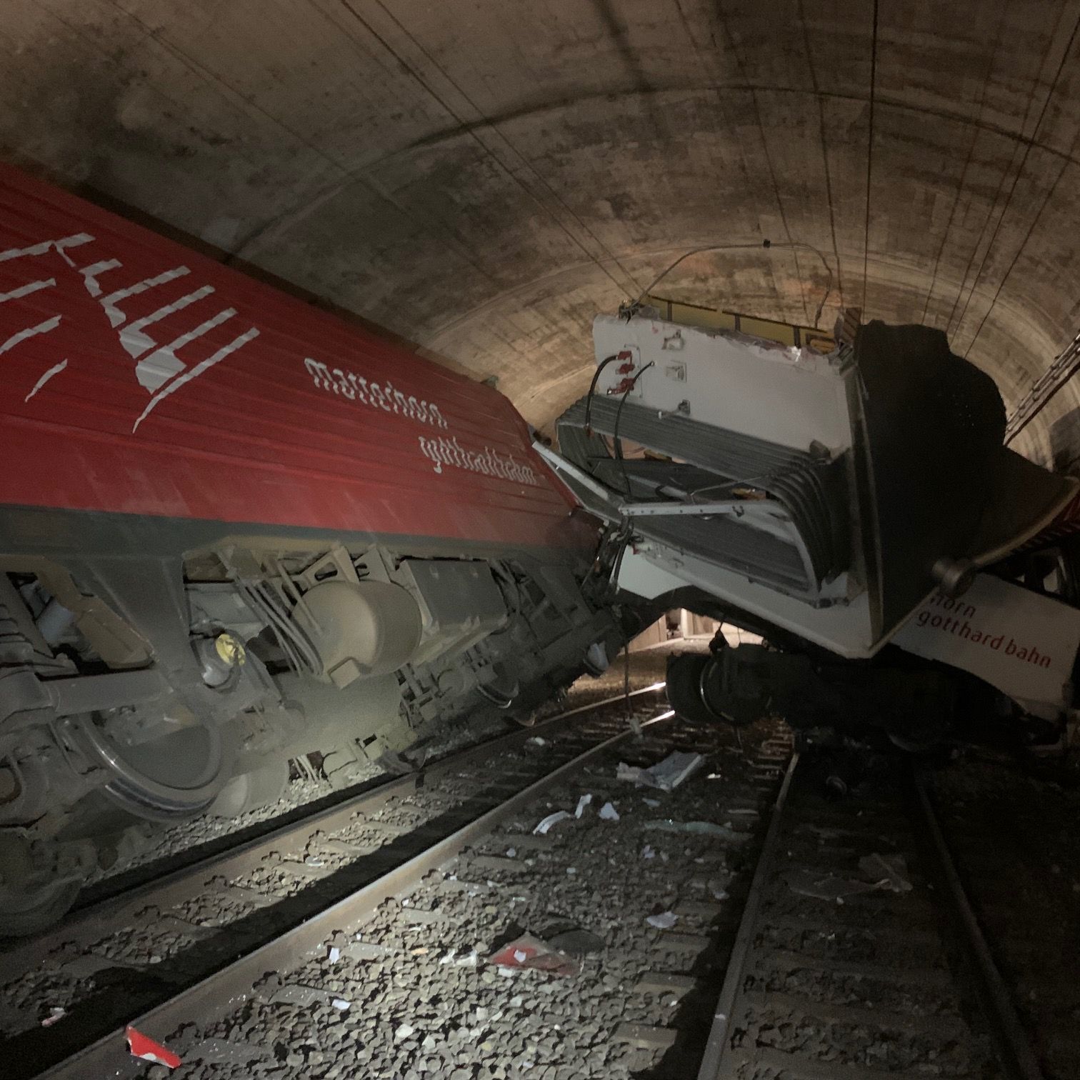 Un train de ferroutage et un train régional transportant une trentaine de passagers circulaient sur la ligne entre Oberwald et Realp (UR) lorsqu’ils se sont heurtés vendredi matin. Onze personnes ont été blessées.