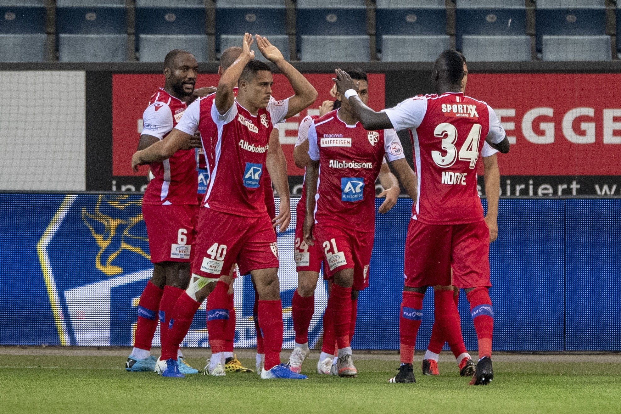 Les joueurs du FC Sion se congratulent après le but d'Itaitinga.