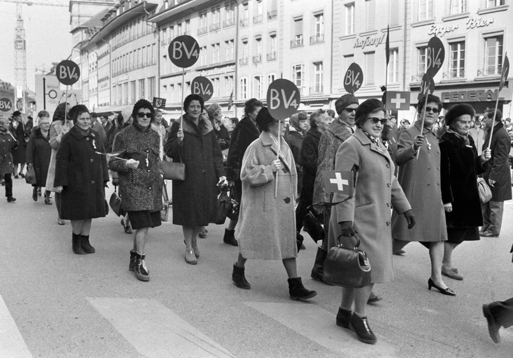 Sur cette image prise le 1er mars 1969, plusieurs milliers de suffragettes et d'autres personnes manifestaient pour le droit de vote des femmes à Berne.