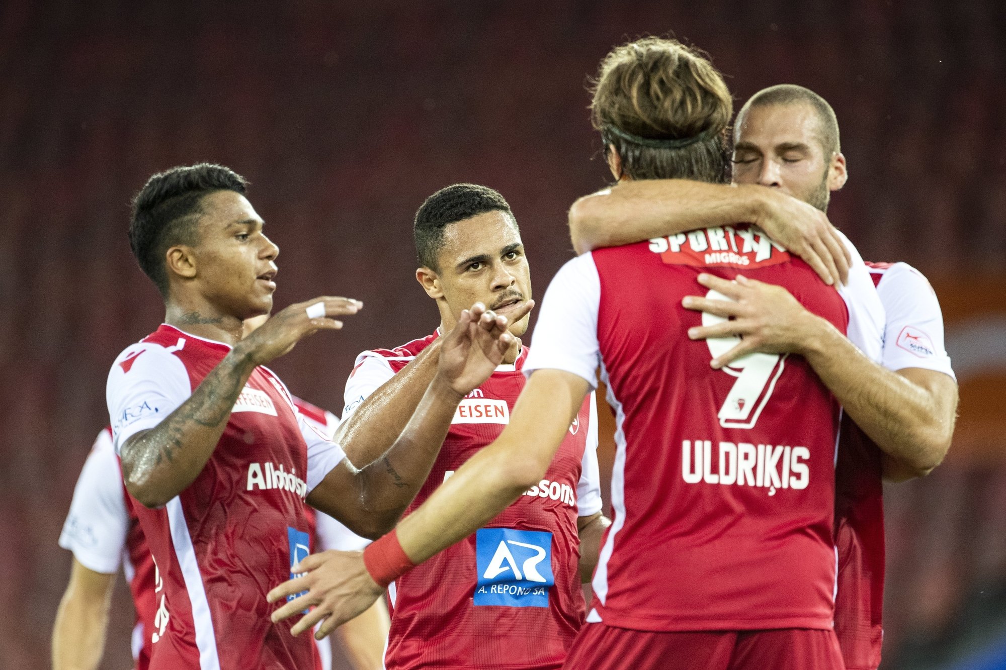 Les joueurs du FC Sion congratulent Roberts Uldrikis, auteur du premier but de l’équipe valaisanne contre Zurich mardi soir.