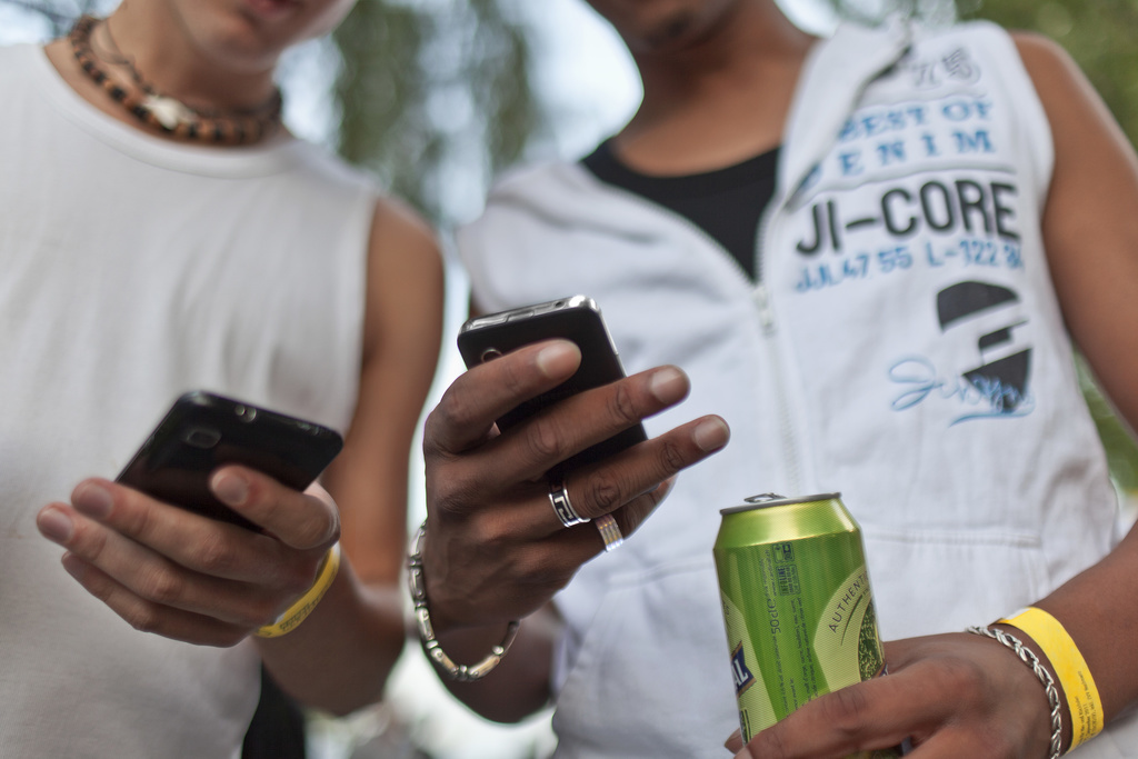 Les smartphones pourraient bientôt être en mesure de dire si quelqu’un est ivre en fonction de la façon dont il marche. (illustration)