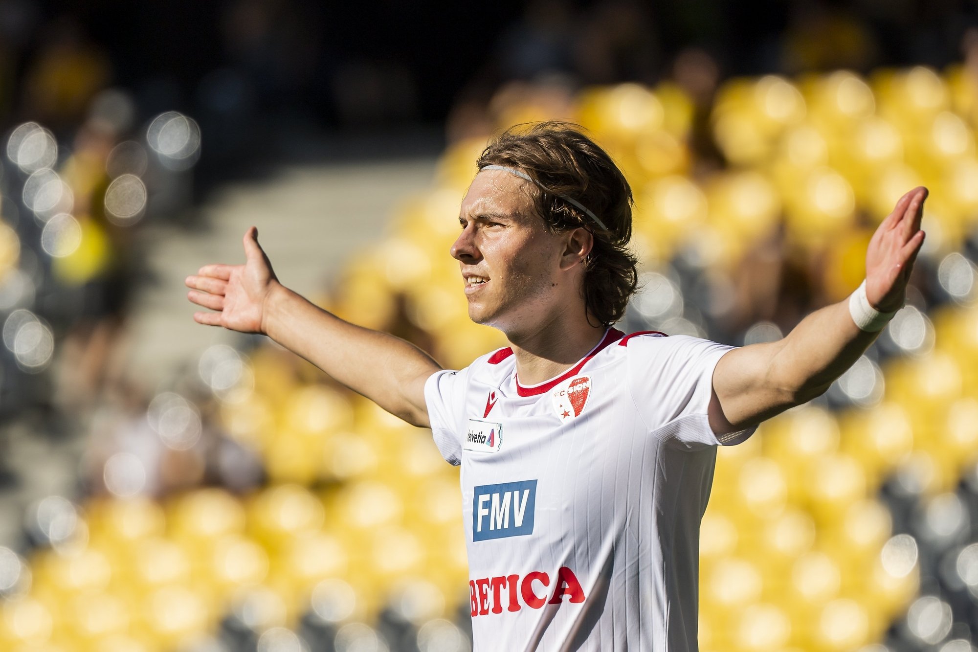 Roberts Uldrikis exulte après avoir égalisé pour le FC Sion.