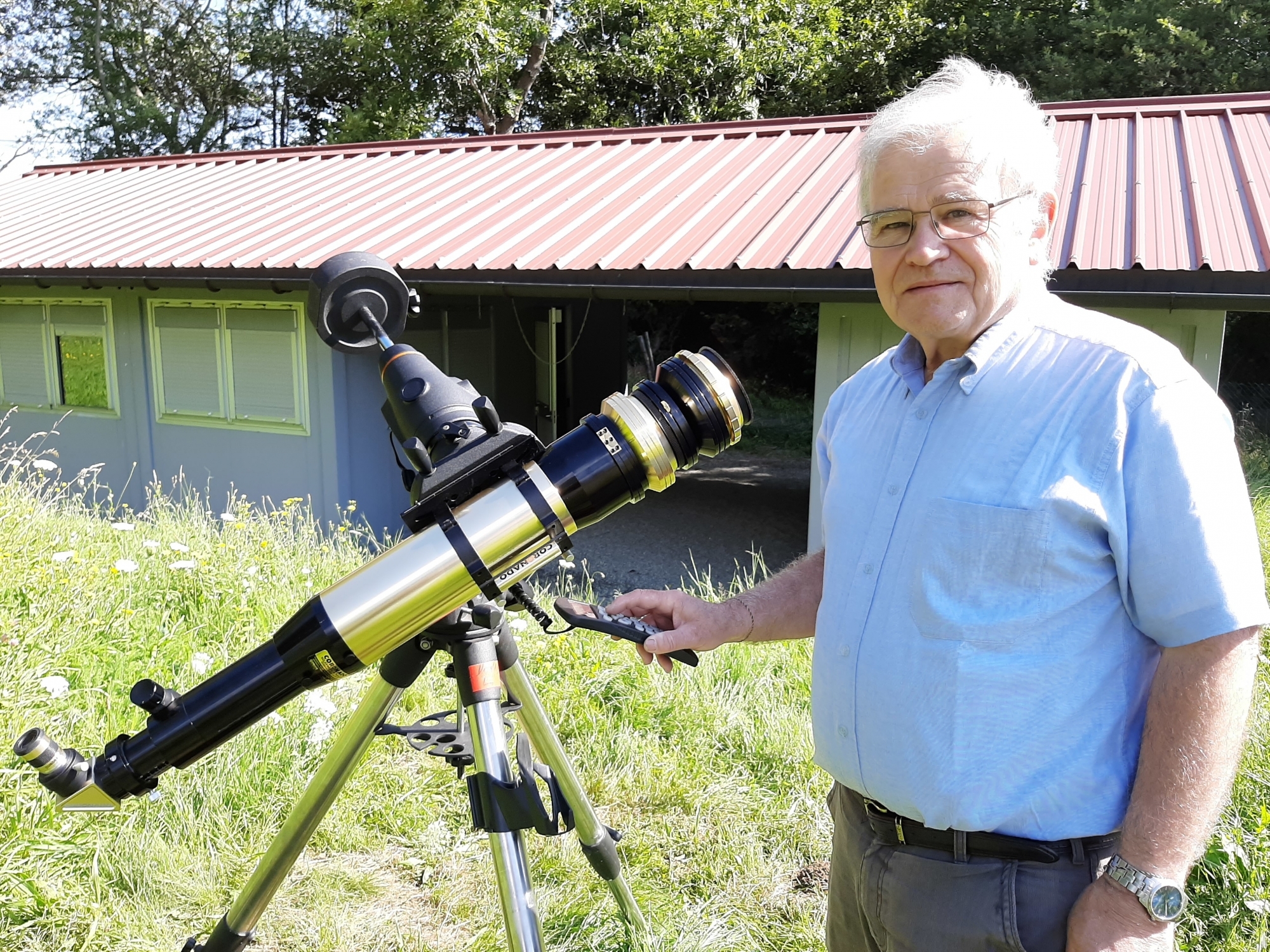 Pierre-André D’Andrès présente la nouvelle lunette solaire de l’observatoire.