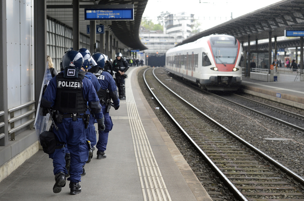 La police est régulièrement confrontée à des débordements lors des déplacements des supporters. Les trois hommes qui avaient attaqué le convoi spécial des fans d'YB ne leur ont pas échappé.