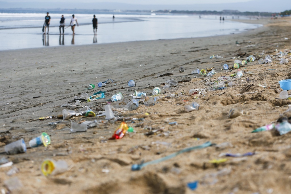 L'océan Atlantique pourrait contenir jusqu'à 200 millions de tonnes de pollution microplastique, soit dix fois plus que ce que l'on pensait auparavant. (illustration)
