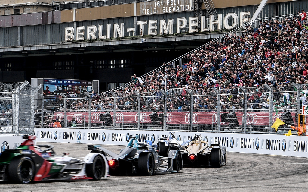 L'ancien aéroport de Berlin Tempelhof sert désormais de circuit aux machines de la Formule E, ce qui offre un cadre très particulier, comme ici en 2019. 