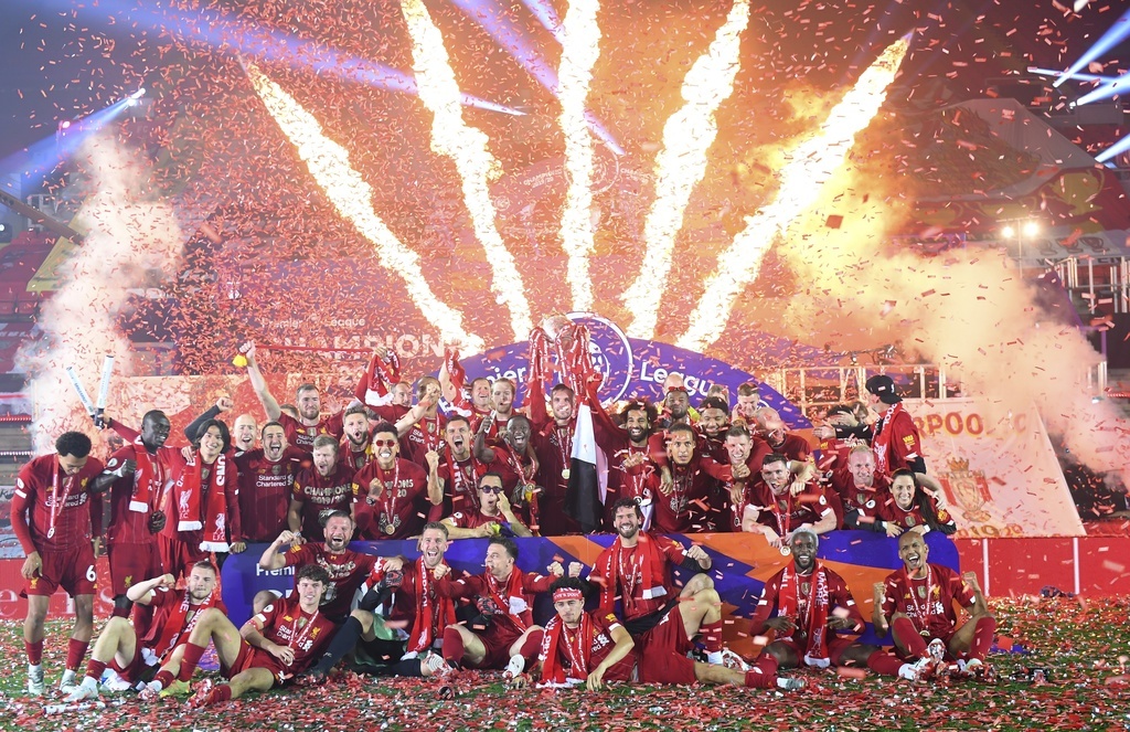 La fête fut complète hier soir pour Liverpool, qui a battu Chelsea dans un très bon match de football avant de célébrer sa victoire en championnat en soulevant le trophée de Premier League.