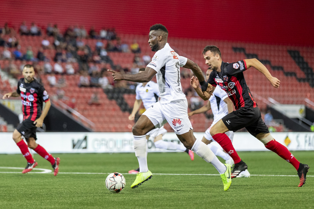 L'attaquant bernois Jean-Pierre Nsame, centre, lutte pour le ballon avec le defenseur neuchatelois Arbenit Xhemajli, droite, lors de la rencontre de football de Super League entre Neuchatel Xamax FCS et BSC Young Boys.