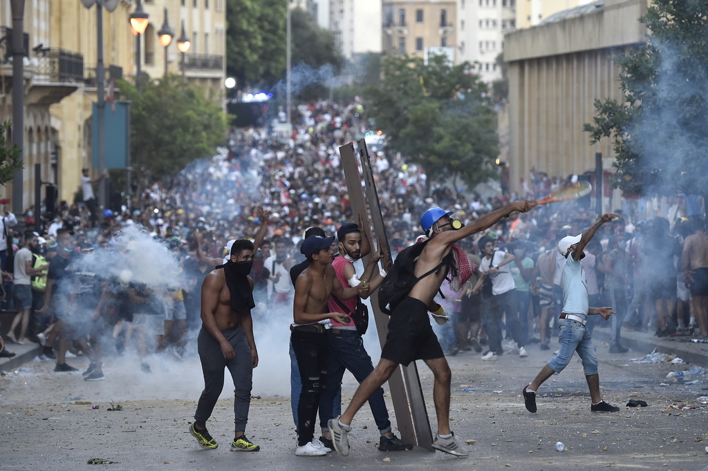 La colère semble désormais dominer dans le coeur des Libanais, comme ici à Beyrouth, où des manifestants s'en sont pris aux forces de l'ordre pour la deuxième journée consécutive.
