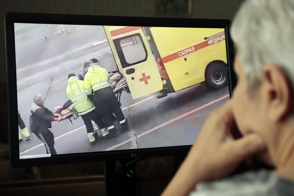 Une vidéo sur les médias sociaux montre le militant d'opposition russe transporté sur une civière par une équipe d'ambulanciers, à Omsk.