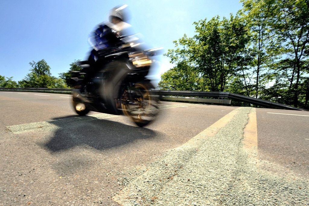 La vitesse du motocycliste était plus du double de la limite permise. (illustration)