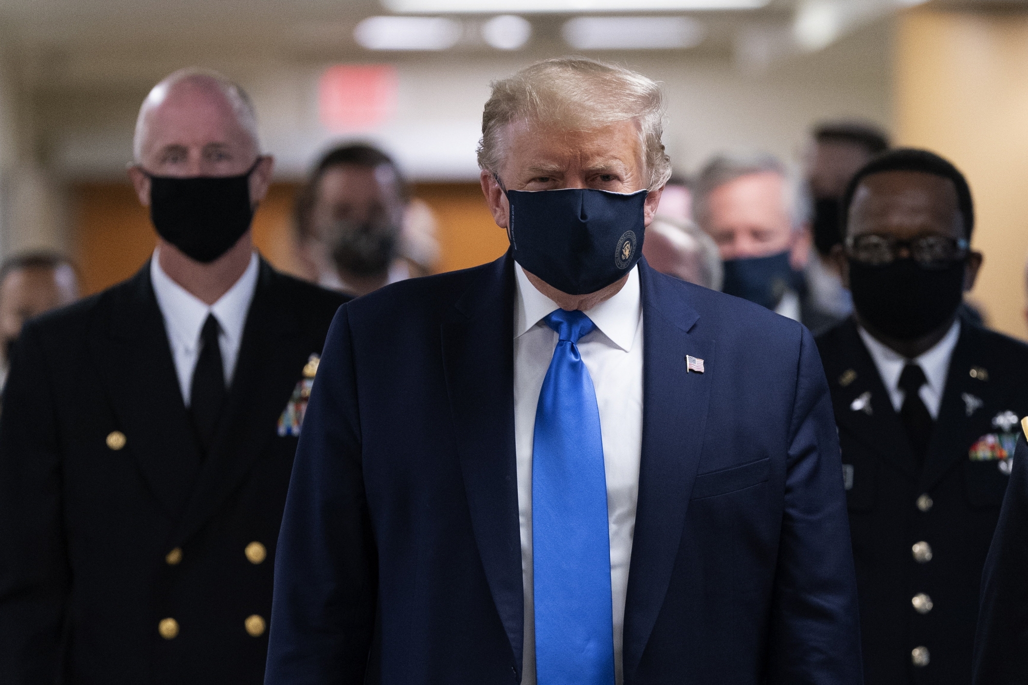 epa08541231 US President Donald J. Trump (C) wears a face mask as he arrives to visit with wounded military members and front line coronavirus healthcare workers at Walter Reed National Military Medical Center in Bethesda, Maryland, USA, 11 July 2020.  EPA/CHRIS KLEPONIS / POOL
ArcInfo