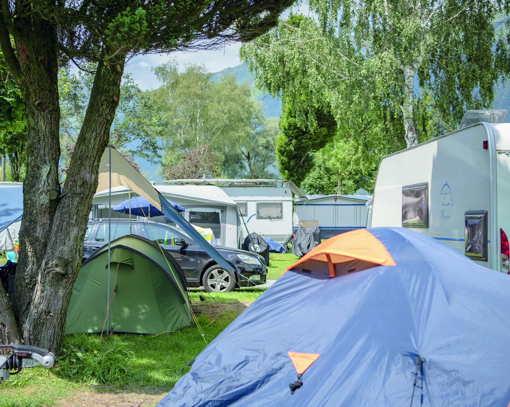 Auf dem Campingplatz Aaregg am Brienzersee herrscht waehrend den Sommerferien Hochbetrieb und ist Ausgebucht, am Mittwoch, 22. Juli 2020 in Brienz. (KEYSTONE/Urs Flueeler). ArcInfo
