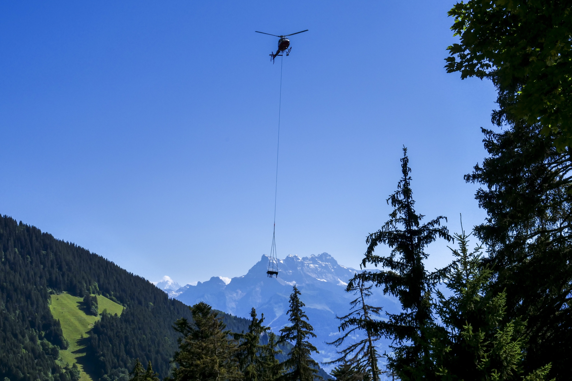 Un piano est livre par helicoptere a Jean-Marie Grillon, fondateur de l'association Ali Baba and You qui propose d'accueillir des jeunes en rupture sociale, sur un alpage dans la vallee de l'Hongrin le vendredi 7 aout 2020. (KEYSTONE/Laurent Darbellay) ArcInfo