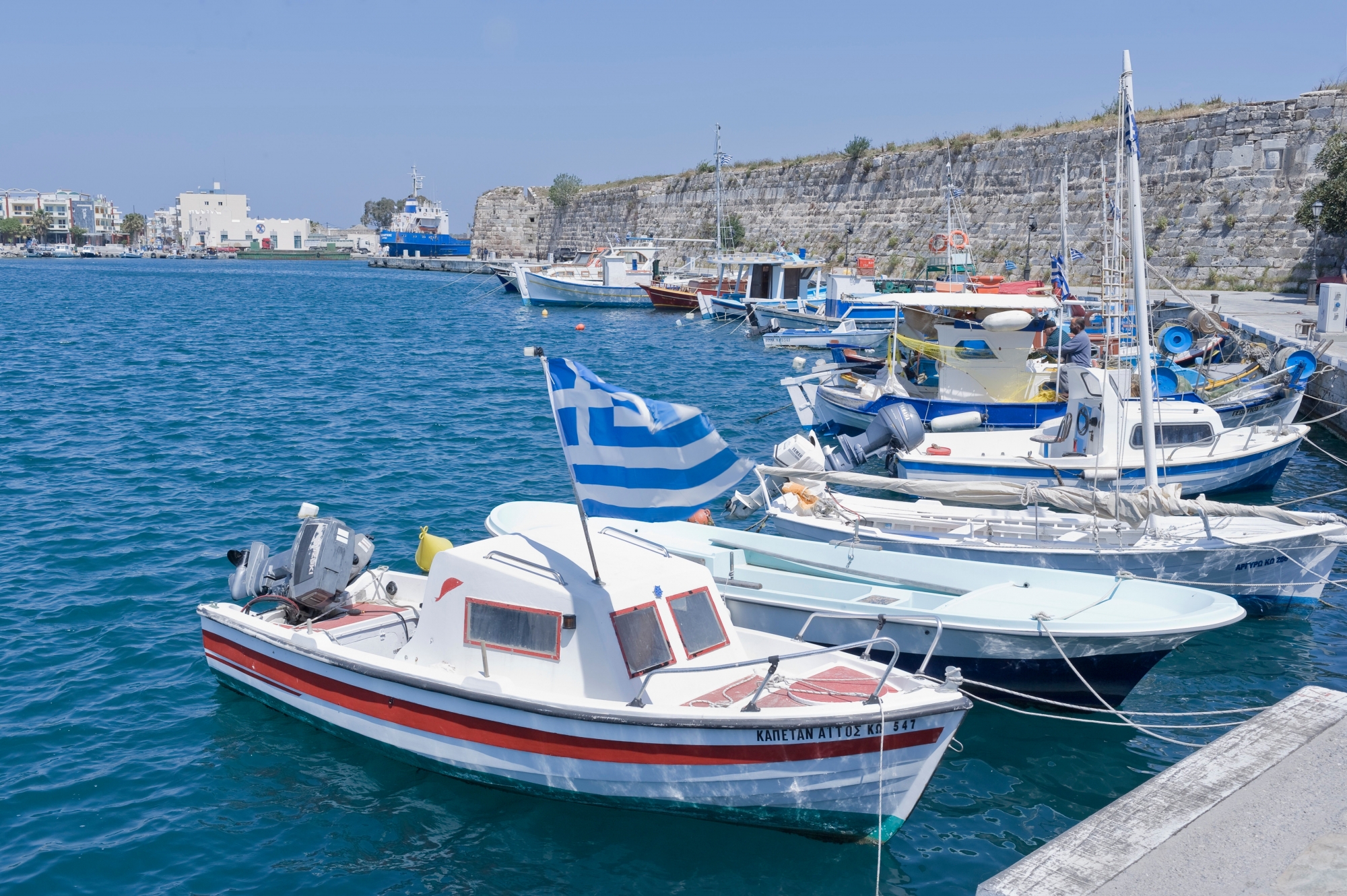 Kos est l’une des îles les plus touristiques de Grèce. Chaque année, des centaines de charters s’y posent, directement en provenance de toute l’Europe.