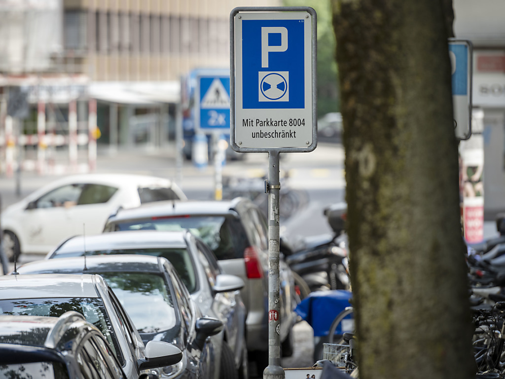 Les habitants qui doivent garer leur véhicule dans la rue doivent débourser des sommes qui varient fortement en fonction de la ville dans laquelle ils résident (image d'illustration).
