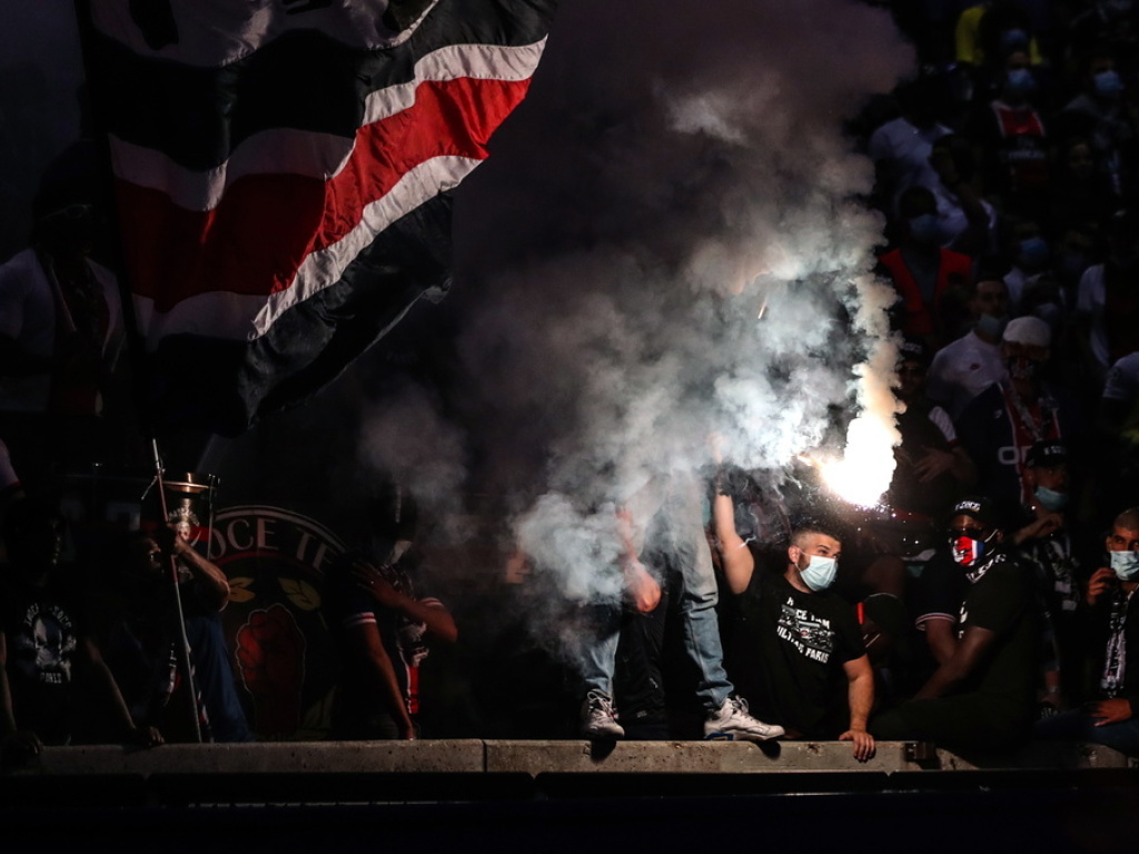 Les forces de l'ordre ont utilisé des gaz lacrymogènes face à des supporters armés de pétards et de feux d'artifice.