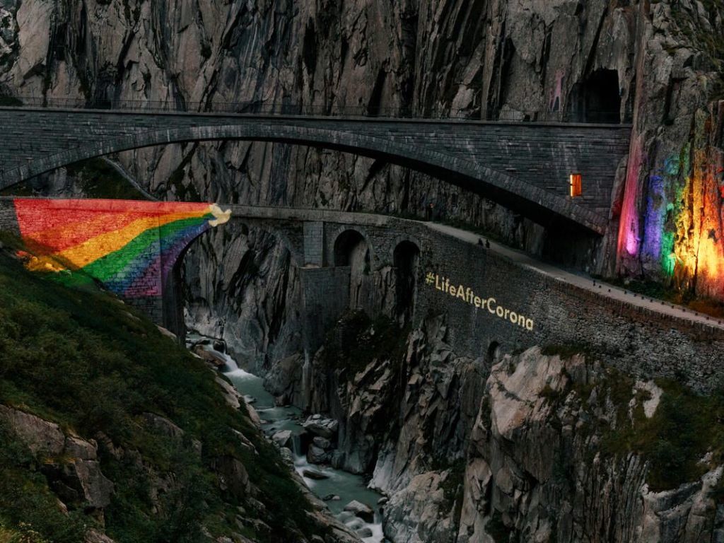 Des militants de Greenpeace ont projeté un arc-en-ciel et des messages près du Pont du Diable.