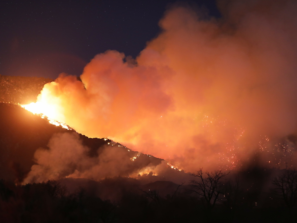 L'"Apple Fire" qui s'est déclaré vendredi en fin d'après-midi a déjà ravagé plus de 6000 hectares dans la Cherry Valley, au sud de la Californie.