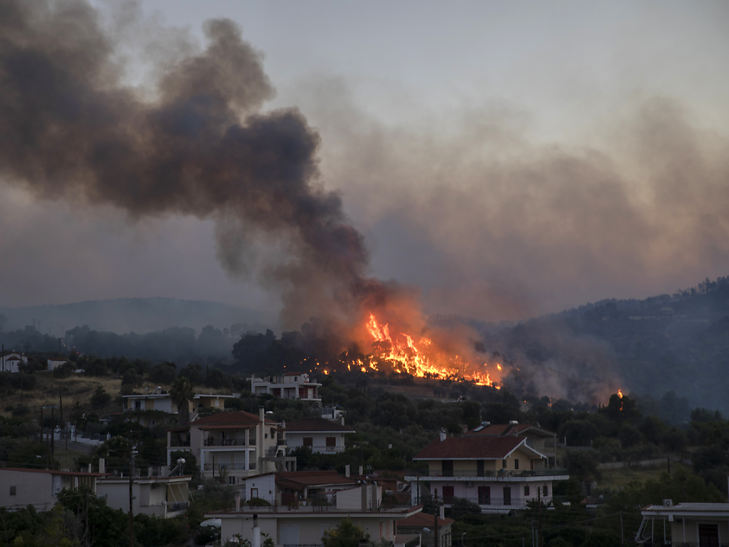 Un incendie de forêt attisé par des vents violents près de Corinthe, dans le sud-ouest de la Grèce, continuait de brûler jeudi pour la seconde journée consécutive.