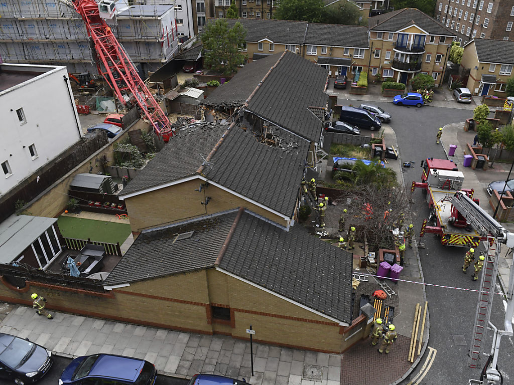 Une grue de 20 mètres s'est effondrée sur un chantier de construction et des maisons adjacentes dans l'est de Londres.