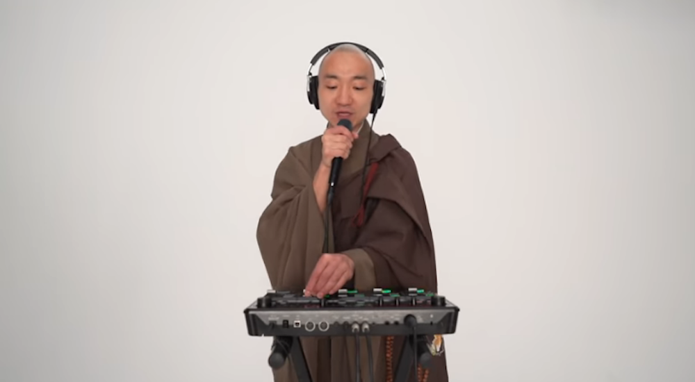 Depuis le succès de sa première vidéo sur internet, filmée dans un studio d'enregistrement, il a réalisé d'autres sessions musico-religieuses en ligne et en direct cette fois-ci.