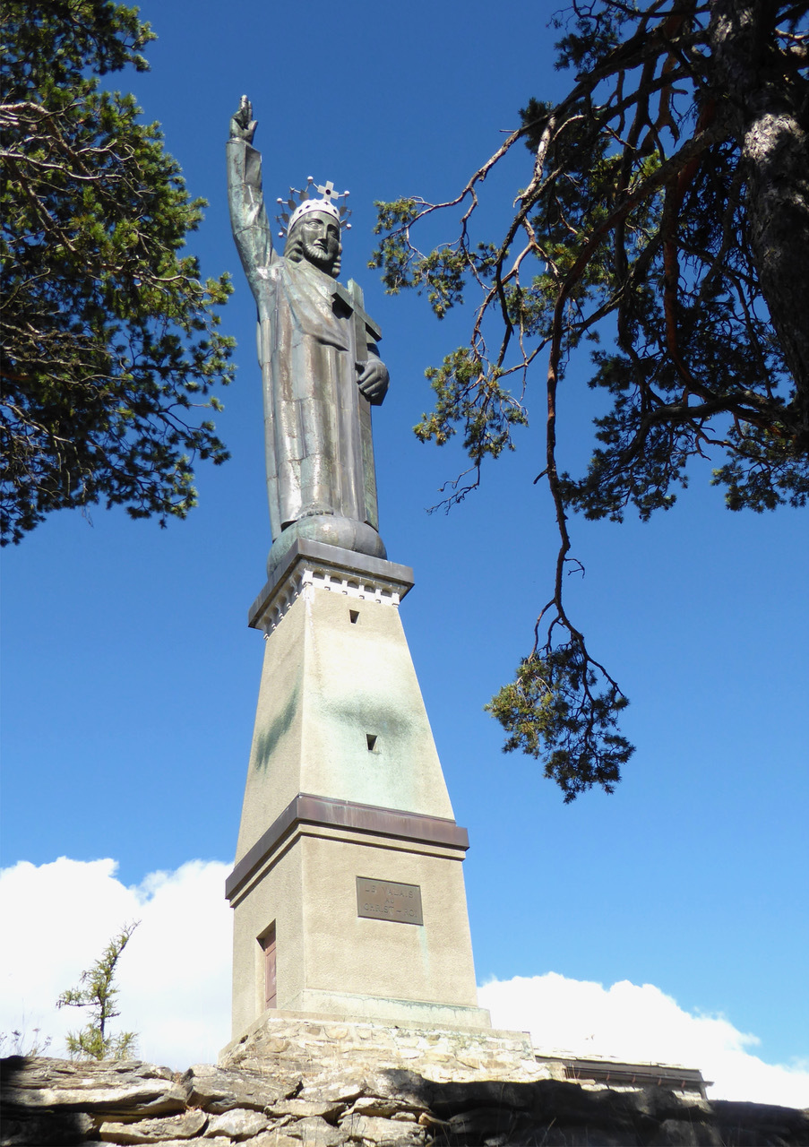 Surplombant la vallée du Rhône, le Christ-Roi veille sur la population depuis 1935.