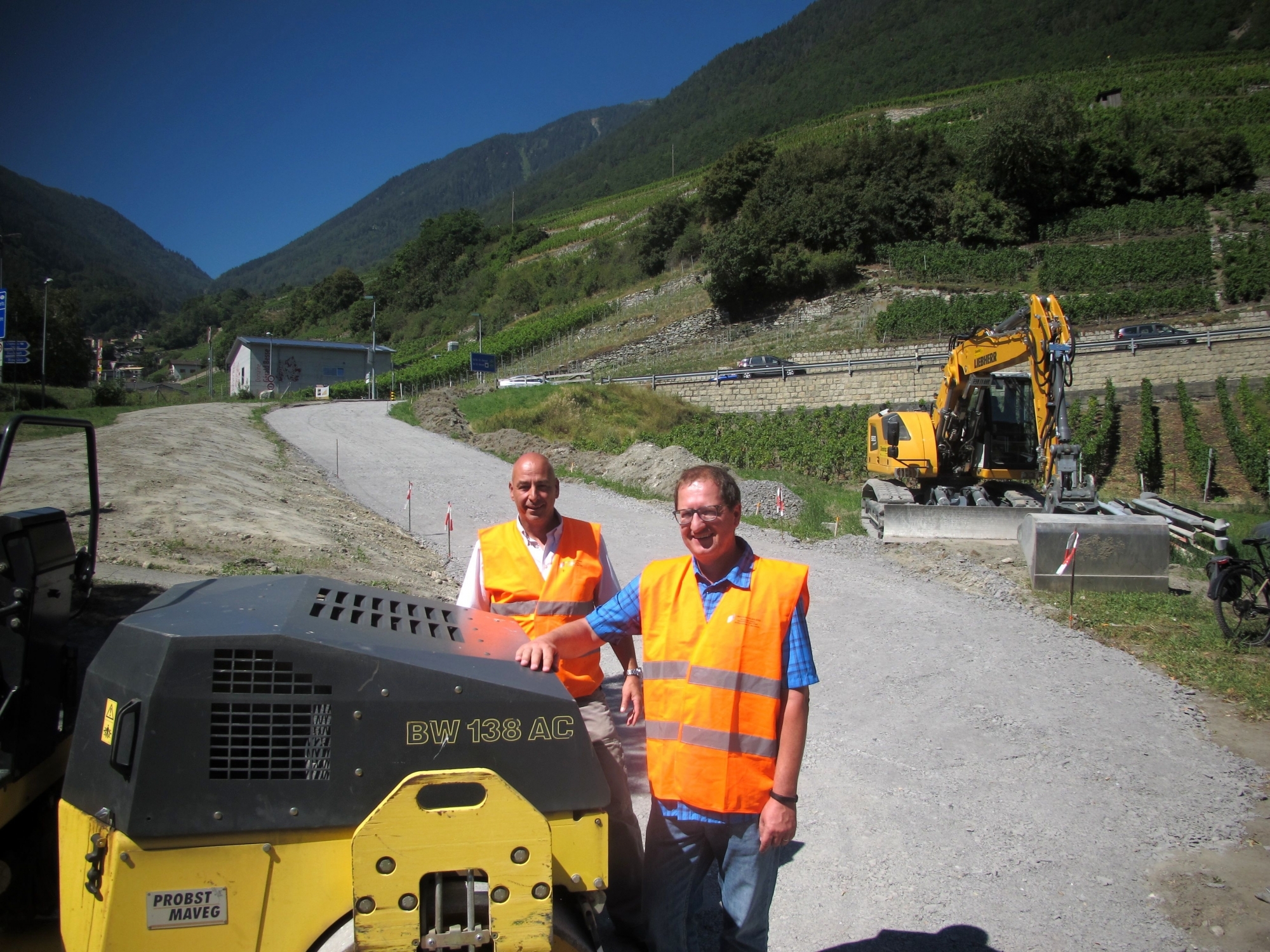 Sébastien Lonfat et Bertrand Huguet, du Service valaisan de la mobilité, devant la route de déviation en cours de réalisation au bas du col de La Forclaz.