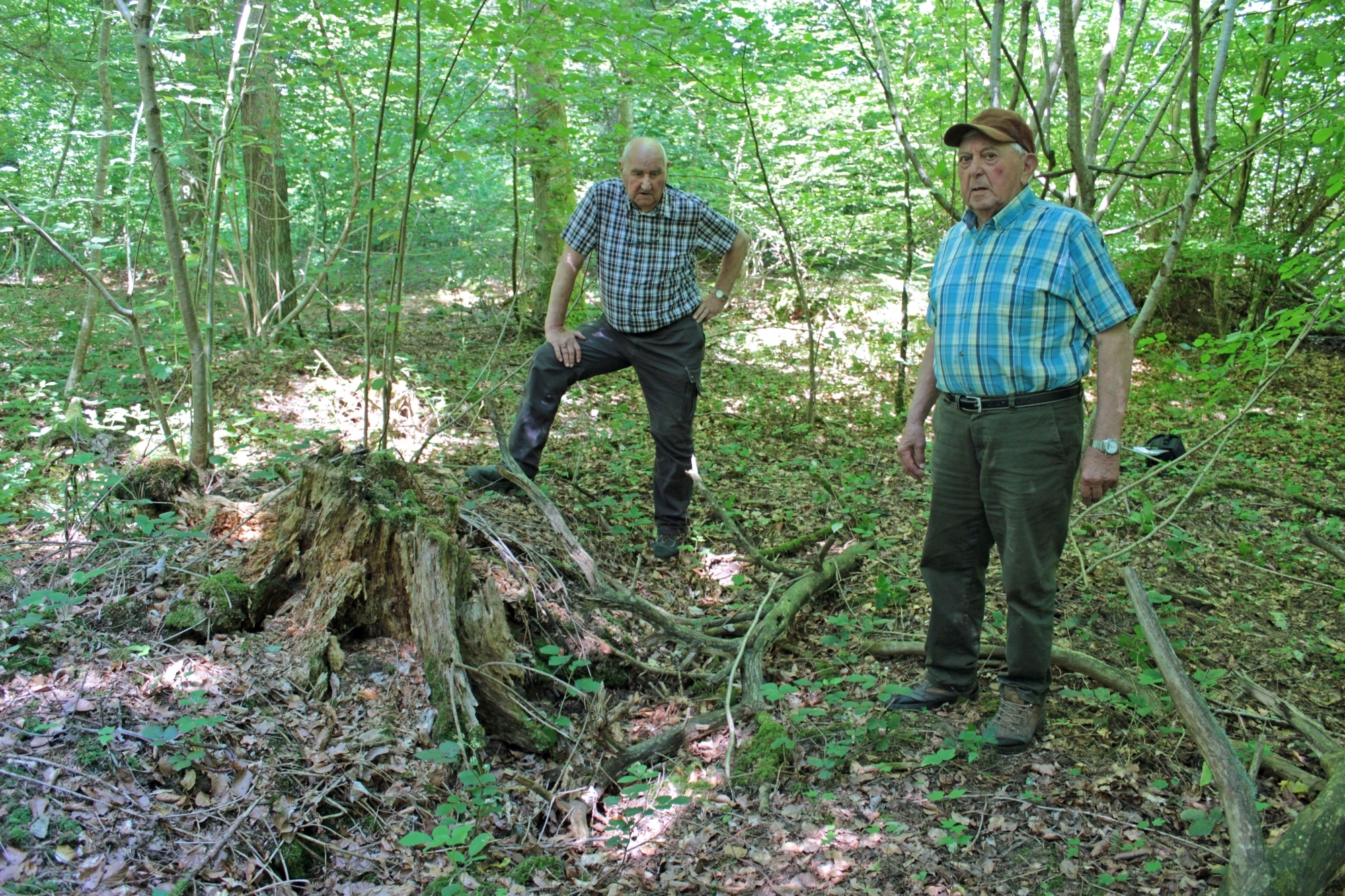 C’est le chien de Fernand Loriol (à droite) qui a permis de découvrir le corps de l’aspirant Flükiger au creux d’un arbre déraciné. Le policier jurassien Edgar Theurillat était venu sur place le lendemain.