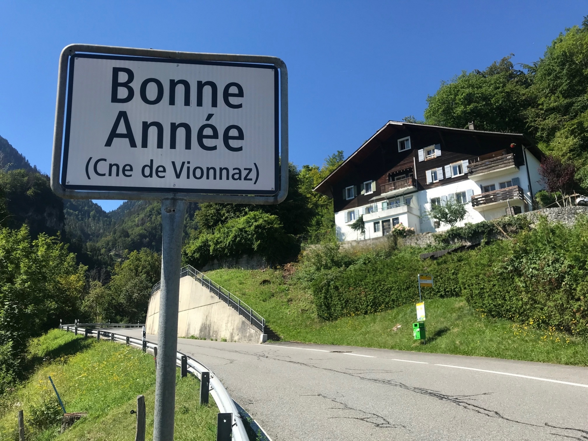 La première maison bâtie à Bonne-Année est visible de la route qui monte à Torgon.