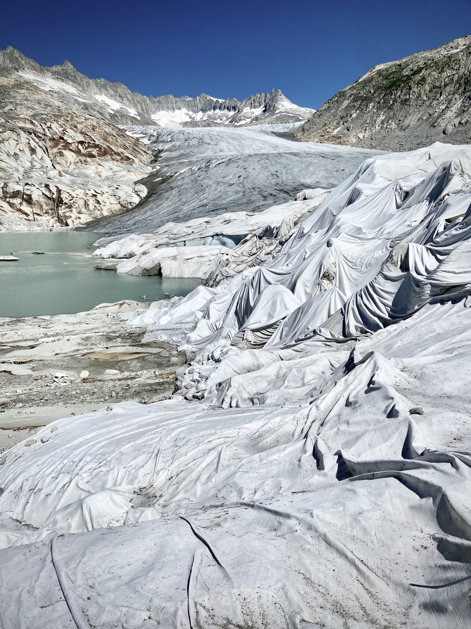 Jadis majestueux et imposant, le glacier du Rhône est aujourd'hui sombre et maigre.