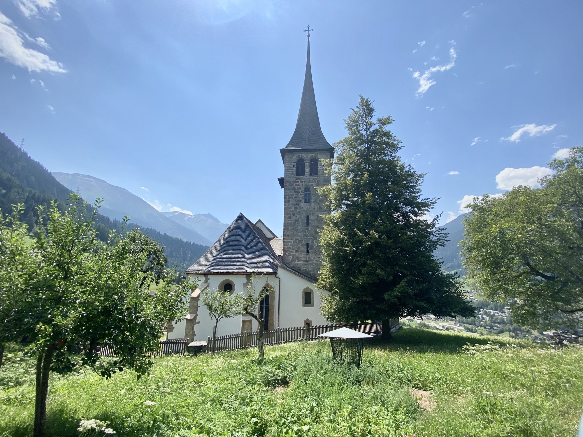 L'église d'Ernen, l'un des nombreux témoins du passé encore présents dans le village.